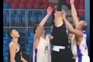 經(jīng)典表情包出處！王哲林這操作直接給姚明干無語了！