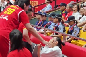 長得太高也是錯！2米26張子宇一不小心把隊(duì)友王馨雨肘倒了??