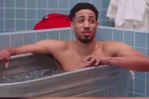 哈利伯頓：詹姆斯常常會有老人行為 看電子產(chǎn)品不帶耳機(jī)外放聲音