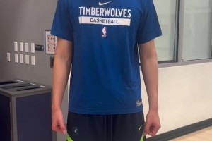 森林狼試訓(xùn)楊瀚森，但是給小楊的訓(xùn)練T恤是不是小了一號(hào)？