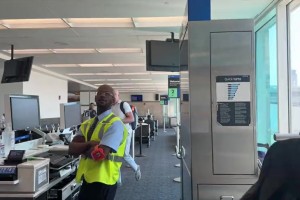 2米以上高個(gè)是如何坐飛機(jī)的？看楊瀚森登機(jī)秒變“折疊模式”??