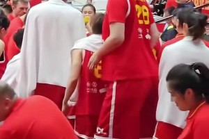 笑死！張子宇這身高，一不小心就是一記“肘擊”??