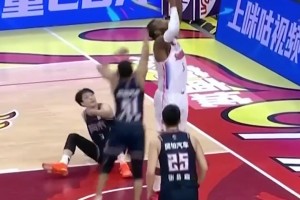 6連搶！0命中！門羅籃下上演“人類迷惑進(jìn)攻”冷笑收?qǐng)? >
                                        </div>
                                    </div>
                                    <div   id=