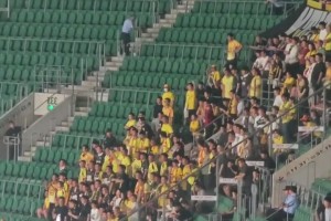 實(shí)拍：青島西海岸球迷問候裁判，工體DJ忙放音樂掩蓋罵聲??