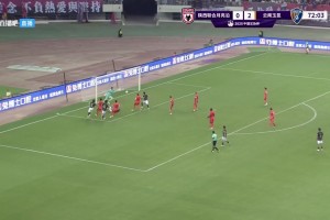 戰(zhàn)術大師！陜西前場超遠定位球吊入禁區(qū)，梁少文凌空搶射破門！