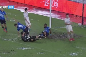 這進(jìn)球有意思！中甲南通支云在泥坑場地中完成“渾水摸魚”??