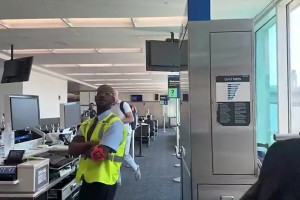 要習慣NBA的專機啦！2米16楊瀚森登機秒變“折疊模式”??