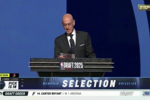 最好的生日禮物！開拓者用16號簽選中楊瀚森隨后上臺同蕭華合影