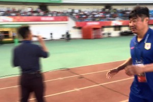 曾經(jīng)隊友，如今對手！泰山B隊主帥韓鵬與泰安主帥苑維瑋握手寒暄