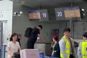 新加坡網(wǎng)友曬和姚明同一航班：大姚這包包感覺太緊了??????