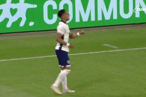 英格蘭2-0領先德國！麥卡蒂送助攻，哈欽森抽射破門空翻慶祝！