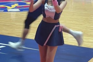 香港金牛的啦啦隊(duì)相當(dāng)懂事兒！看到鏡頭對準(zhǔn)自己，立刻給出回應(yīng)