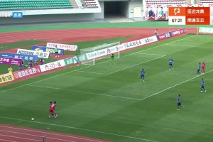 再現(xiàn)名場面??中甲球員嘗試彩虹過人無奈沒夾到