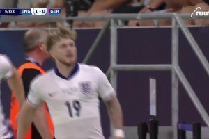 英格蘭夢幻開局！埃利奧特禁區(qū)內推射得手，連續(xù)3場取得進球！