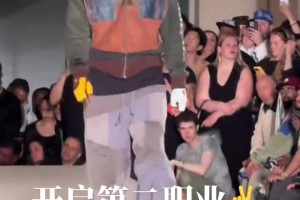 巴洛特利當(dāng)模特?。?？這轉(zhuǎn)型轉(zhuǎn)的有點(diǎn)夸張，沒球踢了嘛??