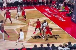 老詹：我真成追夢了？詹姆斯給庫里強力掩護，庫里輕松三分命中！