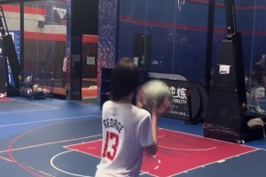 知道喬治打球絲滑，但沒想到喬治的女粉球迷打球也絲滑????