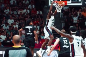 原地起飛空中躲閃還能扣！這哥們身體素質(zhì)是真離譜