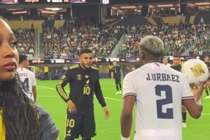 意大利美女主持穿高跟鞋顛球啊，穿著短裙就不怕走光了嘛??