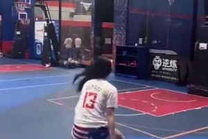 喬治的女球迷，打球也和他本人一樣絲滑！