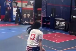 知道喬治打球絲滑，但沒想到喬治的女粉球迷打球也絲滑??