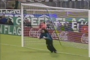 足壇史上最浪門(mén)將！瘋子門(mén)將伊基塔蝎子擺尾傳世之作！