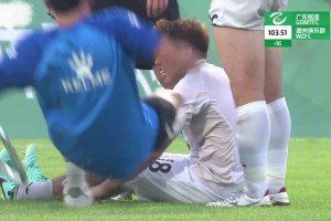 雪上加霜??中乙球員抽筋遭后遭到擔(dān)架員的”飛鏟“