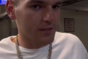 中甲賽場(chǎng)，深圳補(bǔ)時(shí)讀秒絕平被吹，疑似引發(fā)看臺(tái)一名球迷強(qiáng)烈不滿(mǎn)