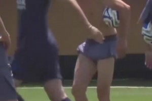 誰家教練訓(xùn)練的時(shí)候全裸??！身材保持的還不錯(cuò)！