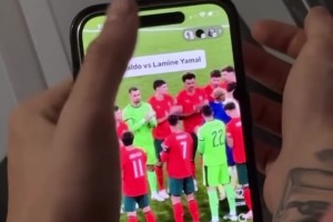 男子看C羅和亞馬爾互動(dòng)時(shí)彈出“神秘鏈接”，身旁的女生直接怒了