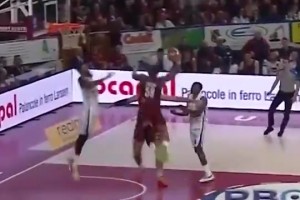 安詳?shù)剡M(jìn)入夢(mèng)鄉(xiāng)了！歐洲聯(lián)賽驚現(xiàn)超級(jí)死亡隔扣！