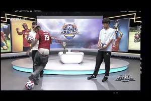 全中國觀眾都看到了！亞馬爾《天下足球》節(jié)目中褲子脫落??