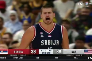 庫里此前在熱身賽連續(xù)打爆塞爾維亞外線，約基奇氣得砸球！