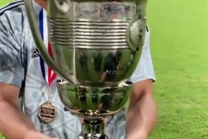 這次沒斷！22年日本東亞杯頒獎(jiǎng)結(jié)束后獎(jiǎng)杯斷了，日本無(wú)語(yǔ)??