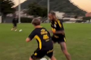 還得沉淀沉淀??內(nèi)馬爾訓練場戲耍自己兒子