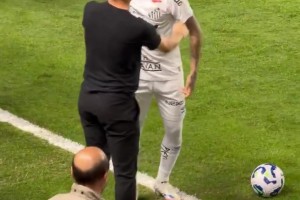 哈哈哈！內(nèi)馬爾撿球順便穿襠菲利佩，隨后兩人擁抱致意