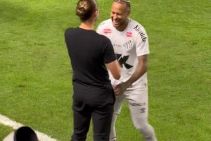 內(nèi)馬爾在場邊調(diào)戲費利佩-路易斯，后者推了一把后笑嘻嘻??