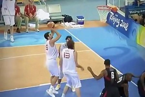 另類高光？小加索爾一球同時(shí)被詹姆斯&韋德&科比三人同時(shí)封蓋！