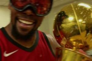 夢想時刻！??杜蘭特身穿火箭球衣捧起冠軍獎杯的照片都已經(jīng)被P好了