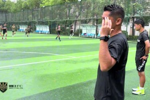 看到日籍教練在雨中的精神狀態(tài)與眼神，才明白日本足球?yàn)楹吾绕? >
                                        </div>
                                    </div>
                                    <div   id=