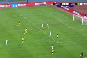 超級超級巨大失誤！青島后衛(wèi)烏龍助攻，王子銘單刀破門+siu慶祝