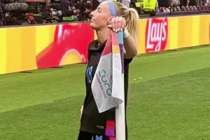 太颯了！凱莉第119分鐘絕殺，做出安靜手勢(shì)+扶角旗桿慶祝