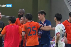 最后時(shí)刻沒(méi)給角球！賽后海牛球員找主裁理論??