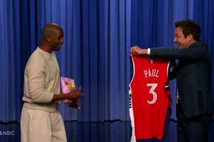 本尊都還沒見過??主持人節(jié)目上突然掏出全新3號球衣！驚到保羅