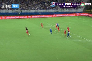 影響發(fā)揮！申花主場澆水太多，球場反光明顯