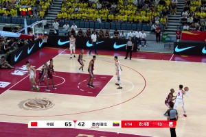 打得太輕松了！胡金秋籃下接胡明軒擊地助攻上籃打進(jìn)