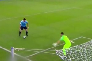 ??足球鬼才！蘇牙投訴對方門將手球！