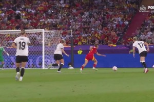 德國(guó)女足門(mén)將致命失誤！巴薩女足邦馬蒂加時(shí)賽上演絕殺！