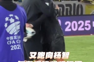 先后擁抱兩位老大哥，網(wǎng)友：謙遜是侯森深受國安球迷愛戴的原因