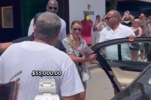 這球投得不著邊際！高詩巖頂著防守后仰強(qiáng)投，球打到籃板上沿??